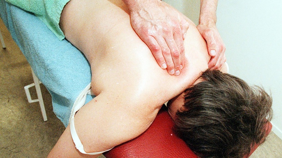 Luleå kommun har brutit ett avtal om massage efter anmälan om olämpligt beteende.
