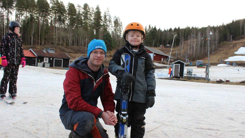 Far och son, Axel och Olle Carlsson är på plats vid skidskolan i Tolvmannabacken.
