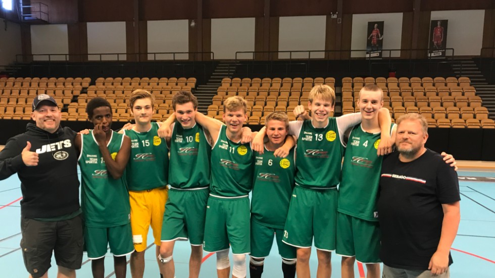 Motala baskets vinnare jublar, både spelare och ledare, efter den dramatiska P16-finalen mot KFUM Linköping som avgjordes efter sudden death. 47-46 slutade matchen efter att Adam Elsehamn avgjort på straffkast.