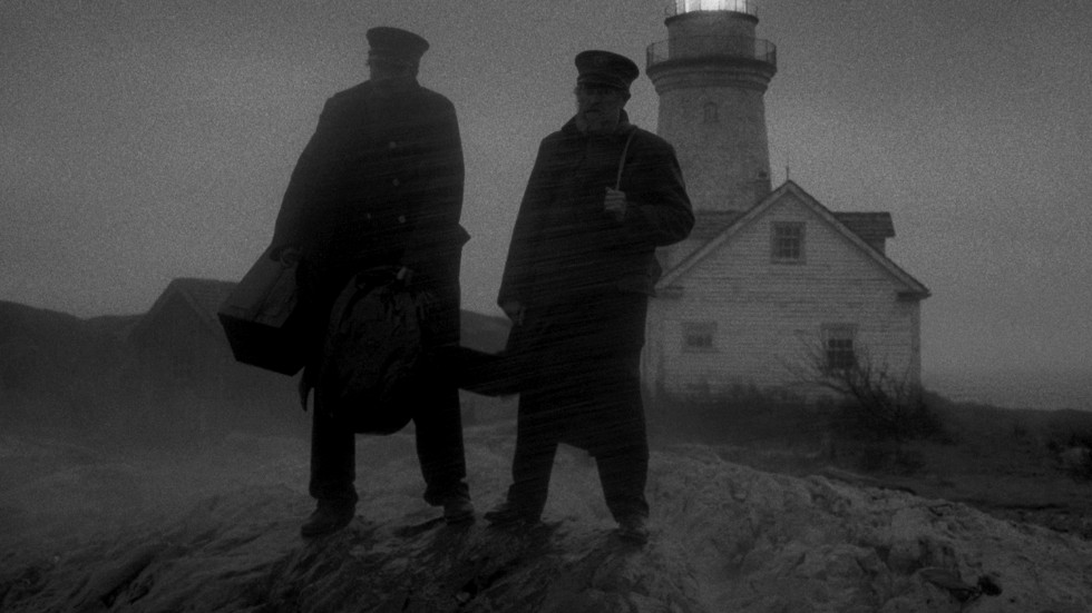 Willem Dafoe och Robert Pattinson spelar huvudrollerna i "The lighthouse". 
