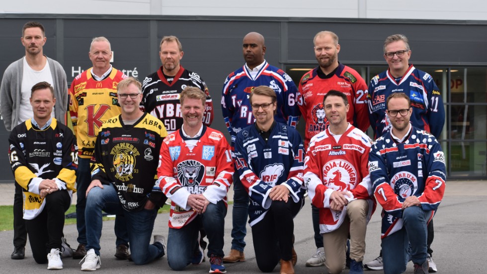 Här är tränarna för de tolv lagen i södra hockeyettan samlade i Ljungby för den årliga upptaktsträffen. 