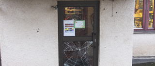 Fönster och dörrar krossade på skola