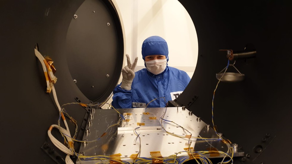Hannah Petersson inifrån en vakuumkammare som används för att testa satelliter under extremt låg tryck och extrema temperaturer.