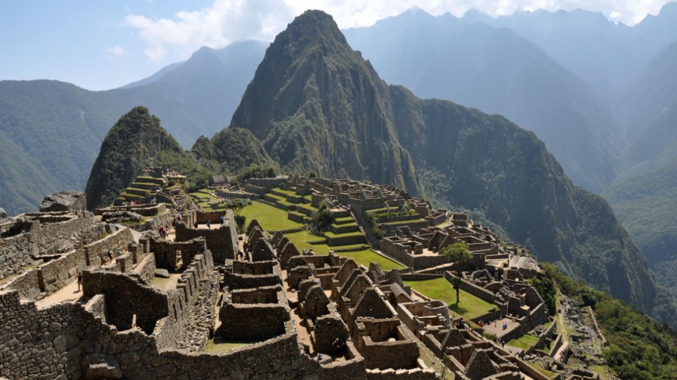 Sex turister riskerar fyra års fängelse efter misstankar om att ha bajsat vid Machu Picchu.