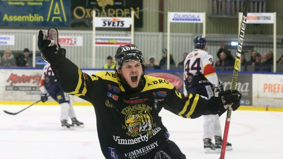 En av många gånger som Måns Carlsson firade att han hade gjort mål i Vimmerbys tröja. 