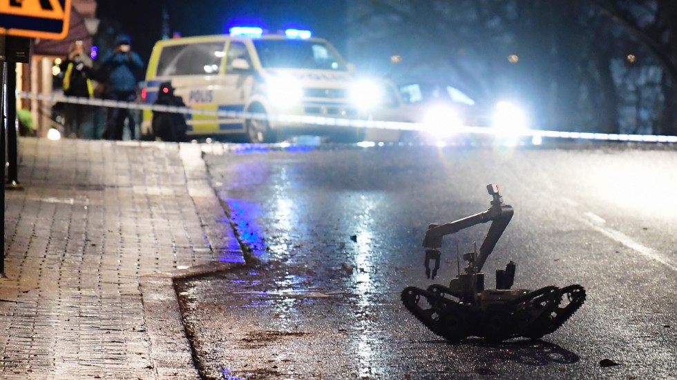 Polisens bombtekniker var på plats och desarmerade bomben i Eksjö i december. 