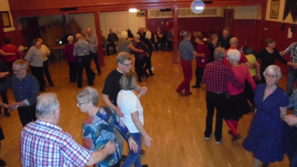 Det blev trångt på dansgolvet i Sveasalen när Vimmerby Folkdanslag bjöd in till danskväll.