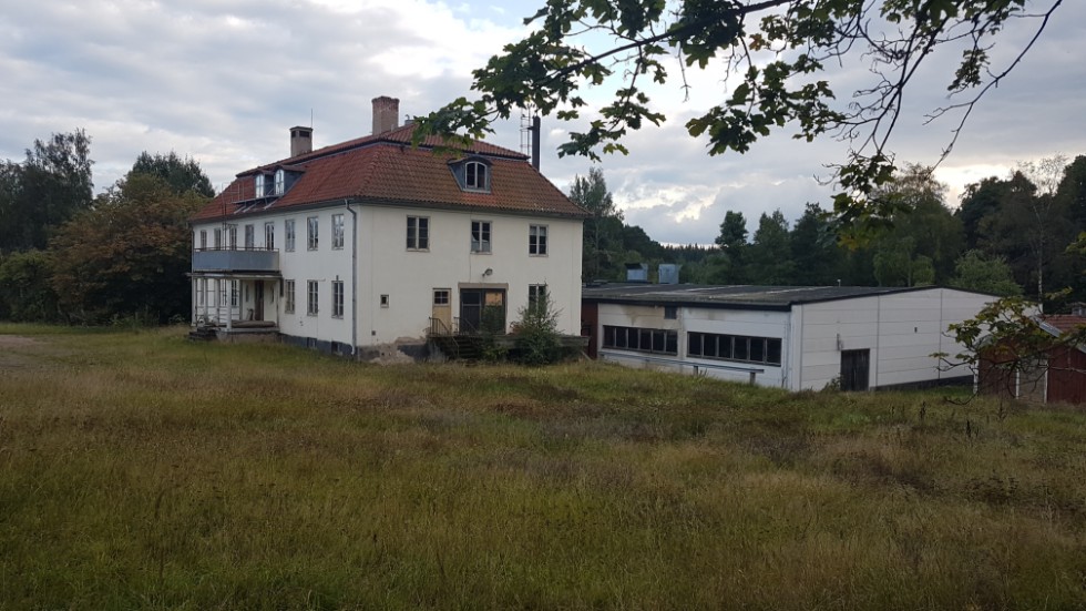 Den gamla leksaksfabriken i Boxholm kommer att rivas för att ge plats för 10 till 12 villatomter.