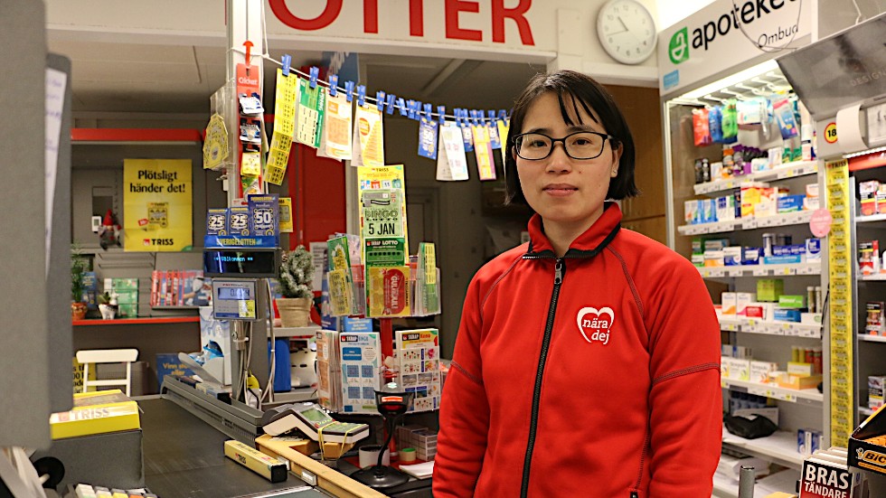 Meiqing Lin är tillbaka bakom disken i butiken och berättar om skräckupplevelsen när två maskerade rånare kom in i butiken på torsdagskvällen.