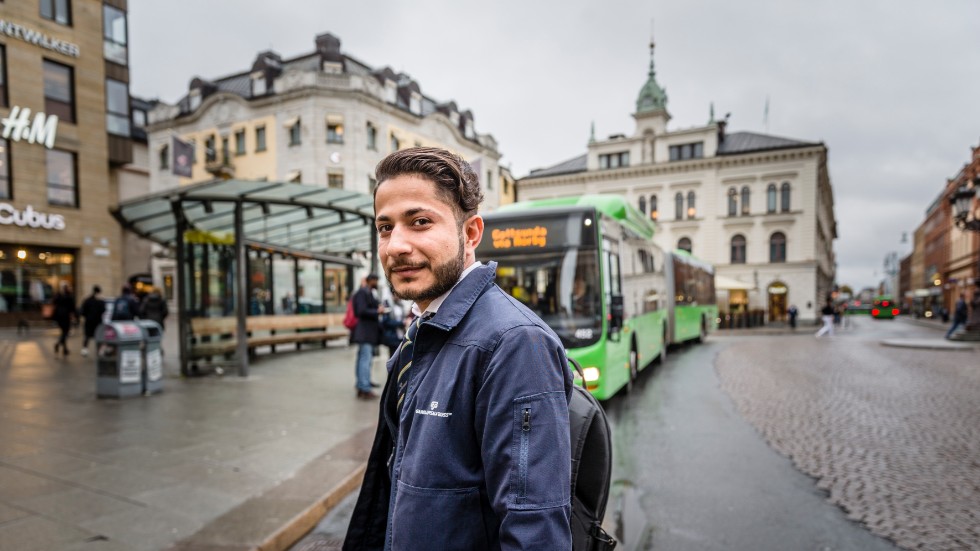 Jousef Omar, som kom från Syrien 2015, har tagit alla tillfällen i akt att läsa sig svenska. Idag arbetar han som busschaufför och kör de gröna stadsbussarna i Uppsala.
