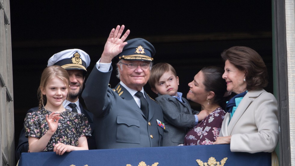 Prinsessan Estelle, prins Carl Philip, kung Carl Gustaf, prins Oscar, kronprinsessan Victoria och drottning Silvia visar upp sig under kungens födelsedagsfirande på Stockholms slott.