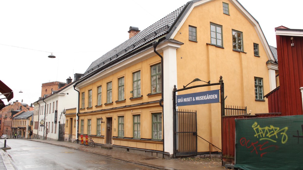 Stadsmuseets kansli finns i dag i det gula Sköldska huset, eller Skiöldska gården. Kansliet kan tvingas flytta.