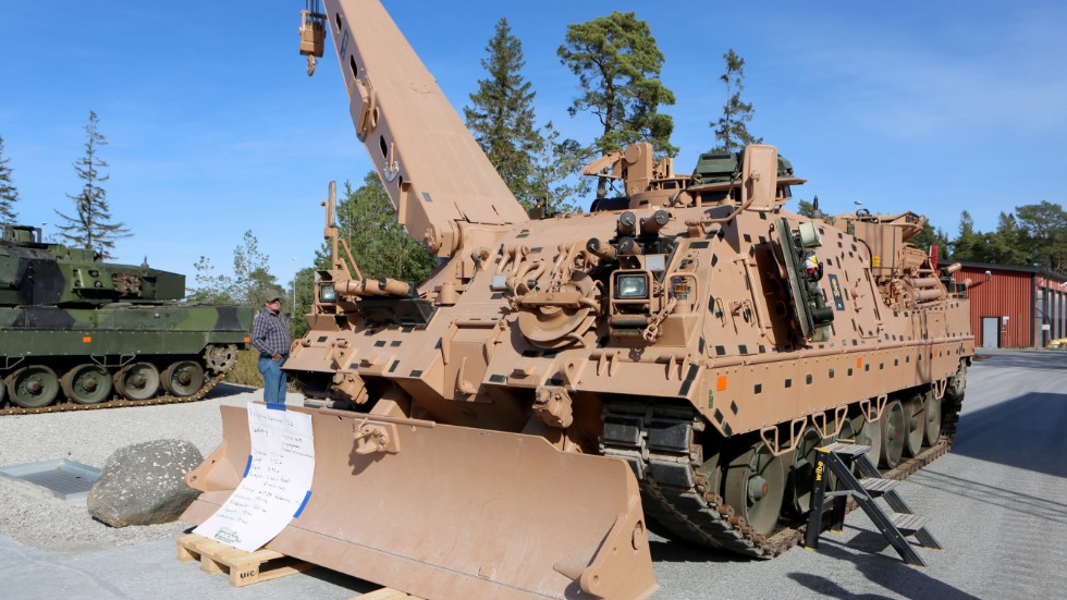Bärgningsvagn 120, en bärgare byggd på chassit av en Leopardstridsvagn. Fordonet kan bärga stridsvagnar.