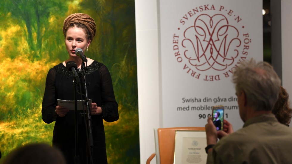 Kulturminister Amanda Lind (MP) delar ut Svenska PEN:s Tucholskypris 2019 till den fängslade förläggaren Gui Minhai  vid en ceremoni på Sven-Harrys konstmuseum i Stockholm på fredagen.