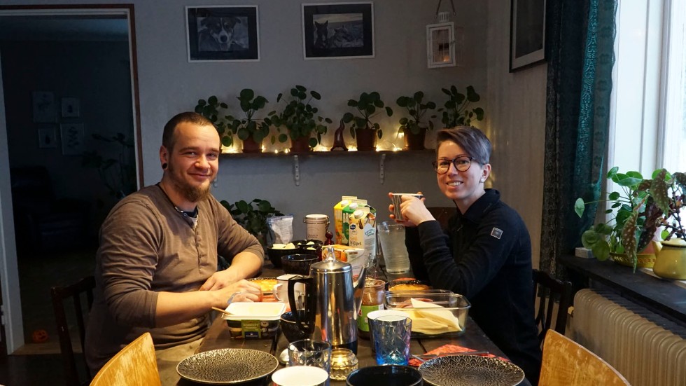 Konstantin Bröder och Johanna Cederlund har skapat sig en tillvaro i Långviken de båda drömt om. 