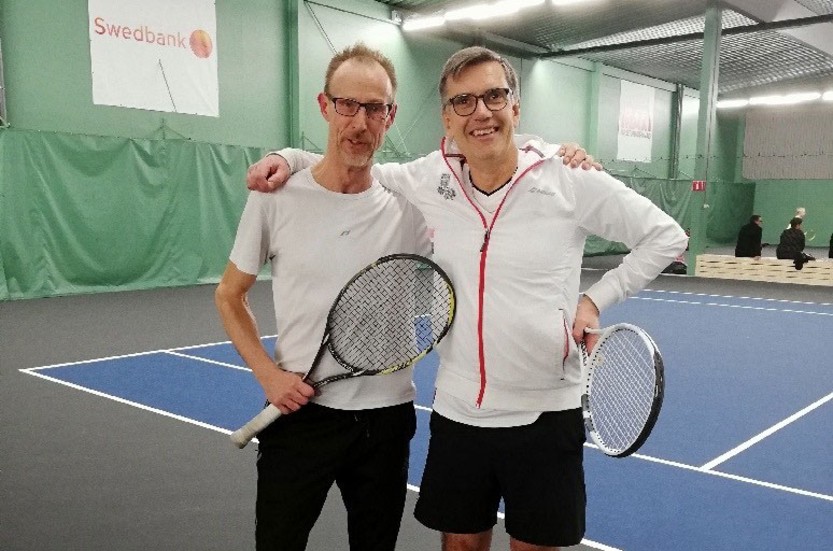 Peter Strand t.v. och Sven Asplid t.h. var med all rätt glada efter att ha tagit hem segern i 55-årsklassen på Dubbelkampen i Oskarshamn. 