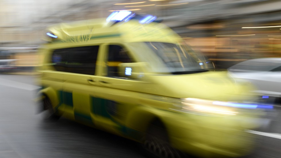 En person fick föras till sjukhus med ambulans efter en ugnsbrand.