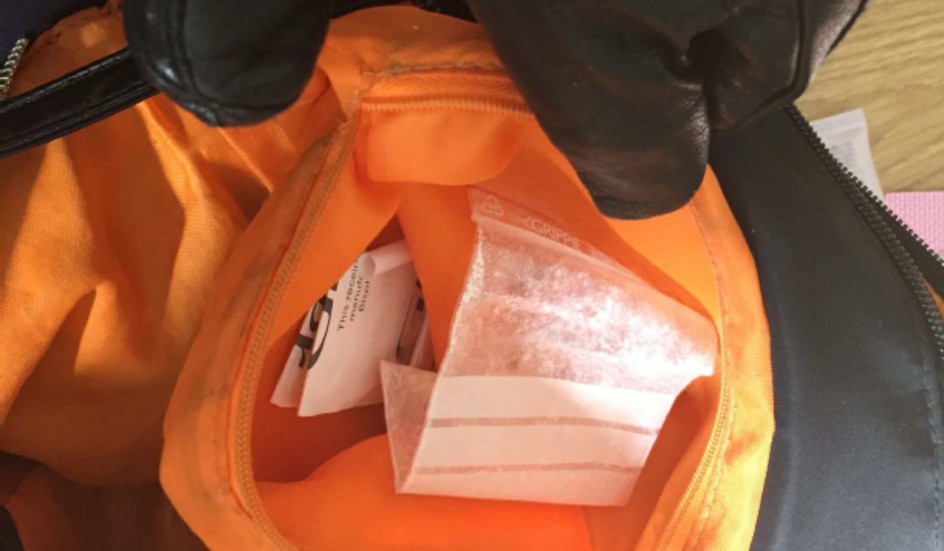 Polisen hittade amfetamin i 18-åringens handväska. 