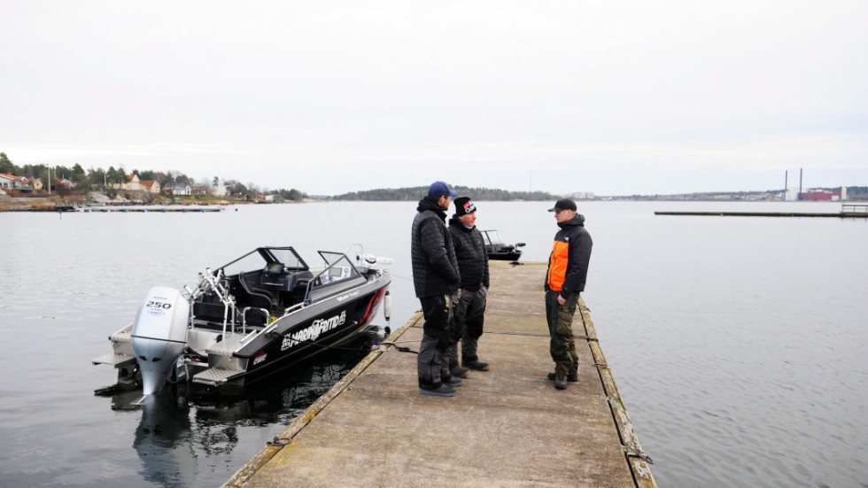 Mikael Thyberg och Lilleman Engqvist (vänster) från Värmland pratar med en annan fiskare på bryggan.