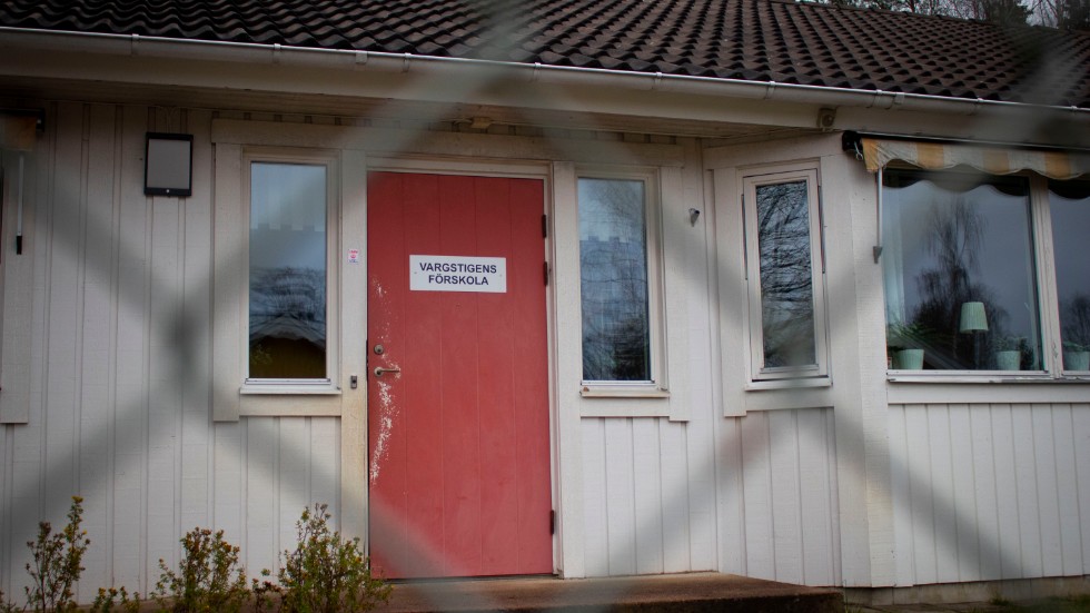 Villan, som Vargstigens förskola huserar i, hoppas Boxholms kommun kunna sälja för att få in extra pengar, om förskolan läggs ner.