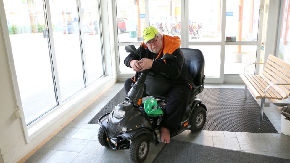 58-årige Peter Forsberg från Vistträsk fick vänta länge på att få åka hem från sjukhuset.