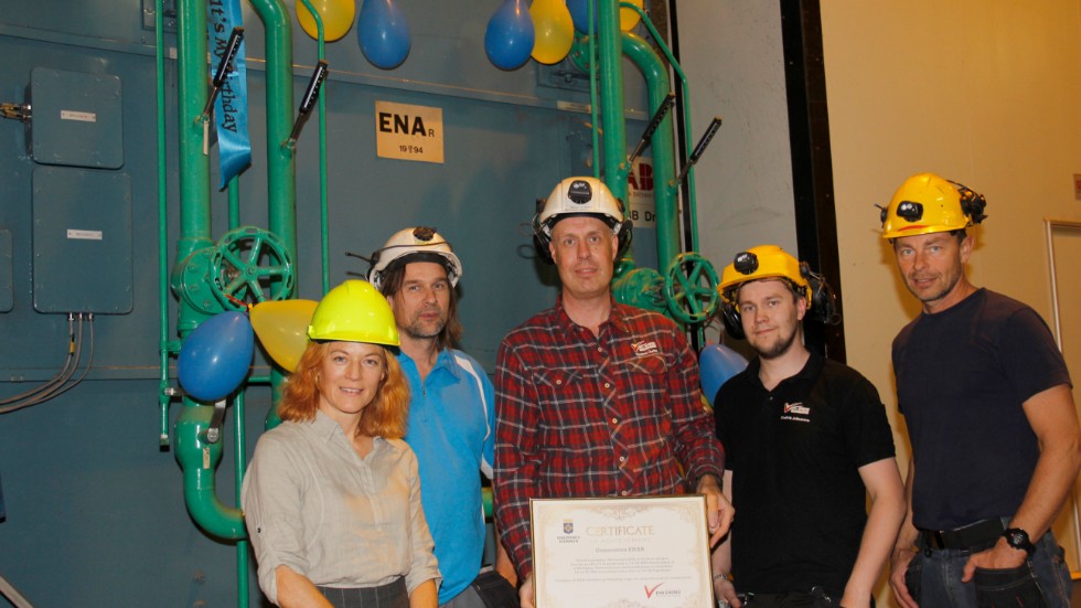 46 ton ENAr har genererat el till Enköpingsbor och andra i 25 år, det firade Charlotta Nilgran, tf VD, produktionschefen Erik Holmén, Fredrik Johansson, lika gammal som ENAr och Anders Johansson, som varit exakt lika länge som ENAr på Ena energi.