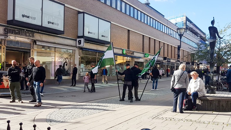 2018 genomförde nazistiska Nordiska motståndsrörelsen en manifestation på gågatan i Uppsala samma dag som Prideparaden gick igenom staden. Uppsala kommun har ingen specifik handlingsplan mot våldsbejakande extremism som NMR.