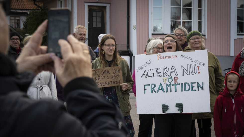 Ett 20-tal personer samlades på Hamntorget i Öregrund på fredagen.
