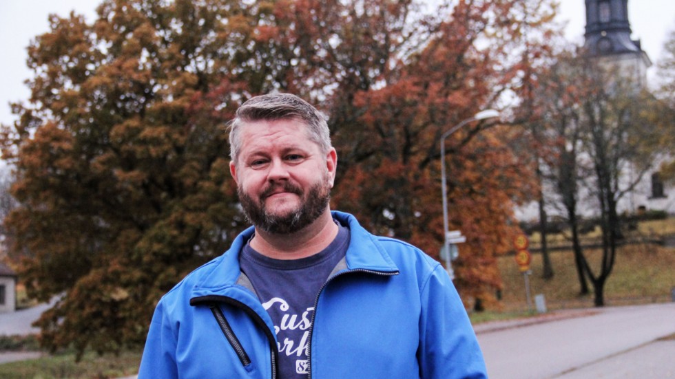 Mattias Widén (SD) vill se en jämnare budget i Heby kommun och anser att det gjorts för stora besparingar inom skolan. Vad han i stället vill spara in på vill han inte säga förrän budgeten presenteras i november.
