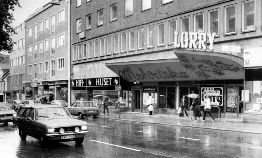 1 juli 1982 och Mohriska hallen på Storgatan får ny entré intill Lorry. 