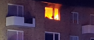 Kraftig brand i lägenhet – en person funnen