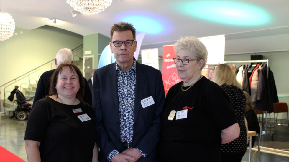 Från vänster: Sandra Boholm, samordnare för Seniordagen, Lennart Skoglund, frivillighetscentralen, och Ulla Johansson, representant från PRO. 
