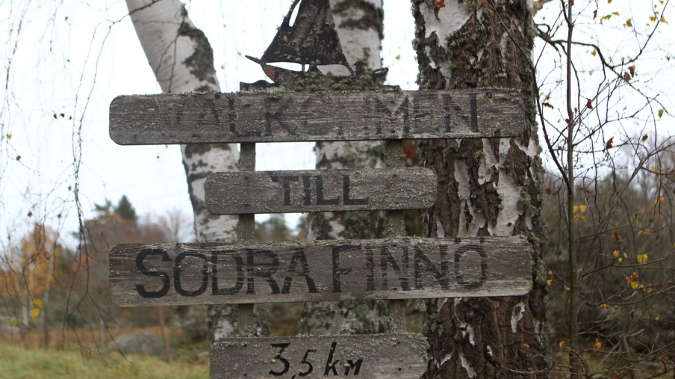 Välkommen till Södra Finnö, hälsar skylten. Men under vinterhalvåret finns här bara 18 året runt-hushåll.