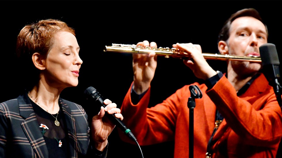 Stacey Kent sjöng och underhöll i onsdags kväll i Nyköping tillsammans med sin man och medmusiker och arrangör Jim Tomlinson på olika på flöjt och saxofon.