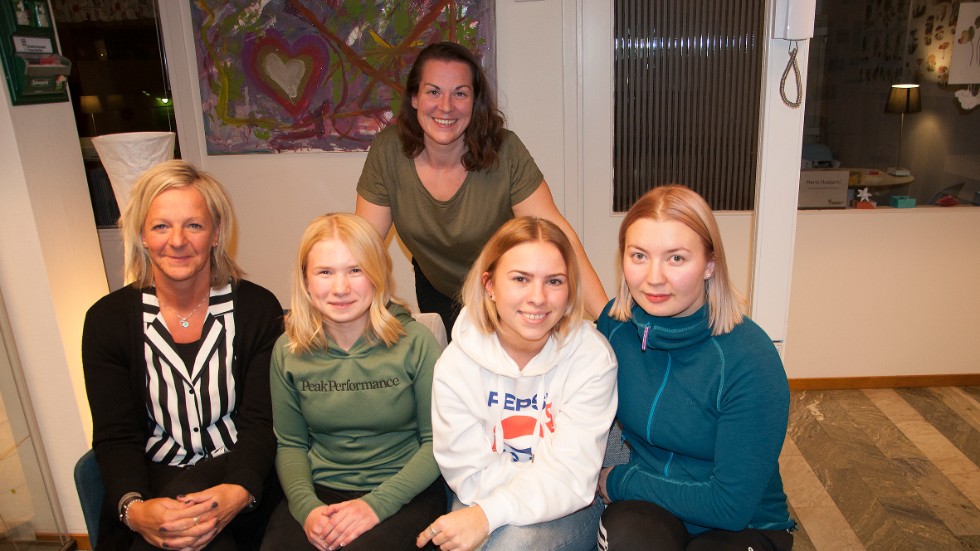 Gillar jakt och även eftersök. Kursledaren Mirella Lind står bakom gruppen Anki Granström, Emma Kyrä, Julia Skott och Veera Koskinen som siktar på jägarexamen. " Det är roligt att vi har med så många tjejer i år", säger Lind.