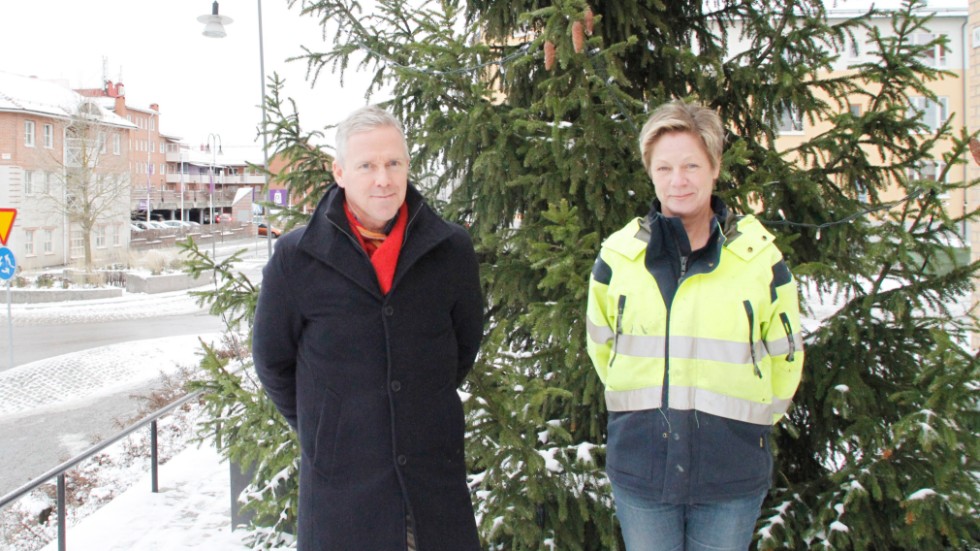 Anders Ekman och Marie Ollman berättar varför kommunen denna vinter skurit ner på antalet julgranar.