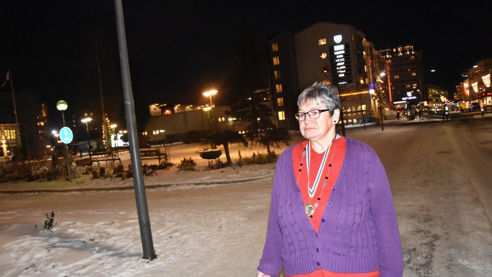 Berit Olofsson visar platsen där en gärningsman ryckte till sig hennes väska från rullatorn strax efter klockan 20 den 21 november. 