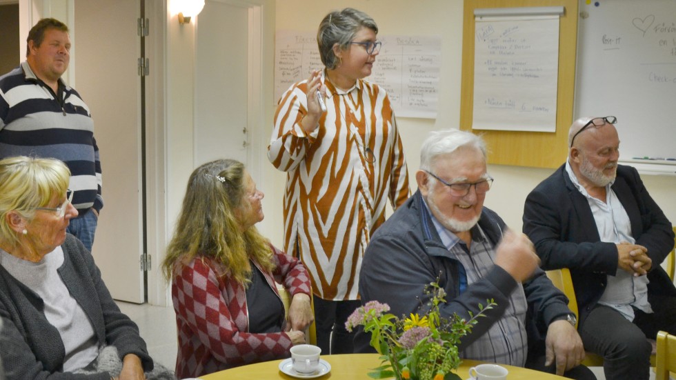 Diskussion om planen. Malena Bendelin, landsbygdsstrateg i centrum. Stående till vänster Markus Westberg från HNI.