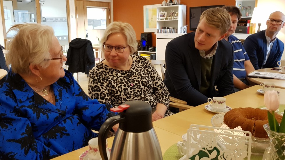 Maria Pöllä berättar om sitt liv för de centerpartistiska riksdagsledamöterna Linda Ylivainio och Magnus Ek vid deras besök i Norrköping på måndagen.