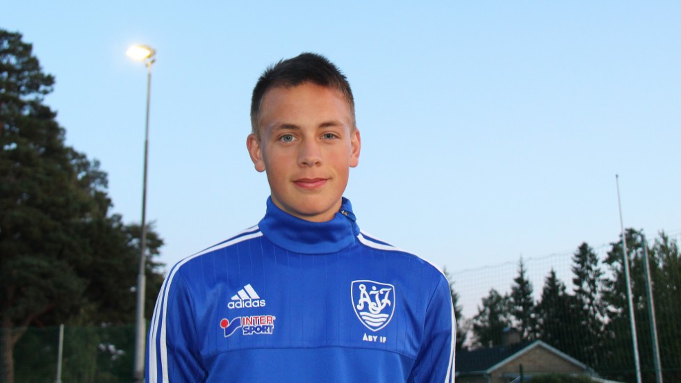 Felix Stenman fick chansen som 14-åring i Åbys A-lag och har spelat alla seriematcher i fyran i år.