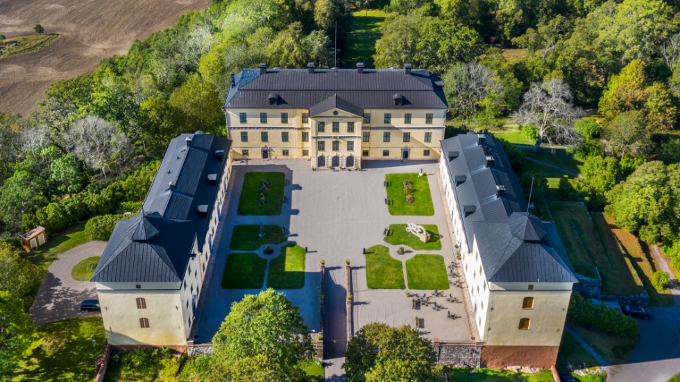 Här, strax utanför Norrköping, ligger Löfstad Slott med sina historier och hemligheter från 400 år. 