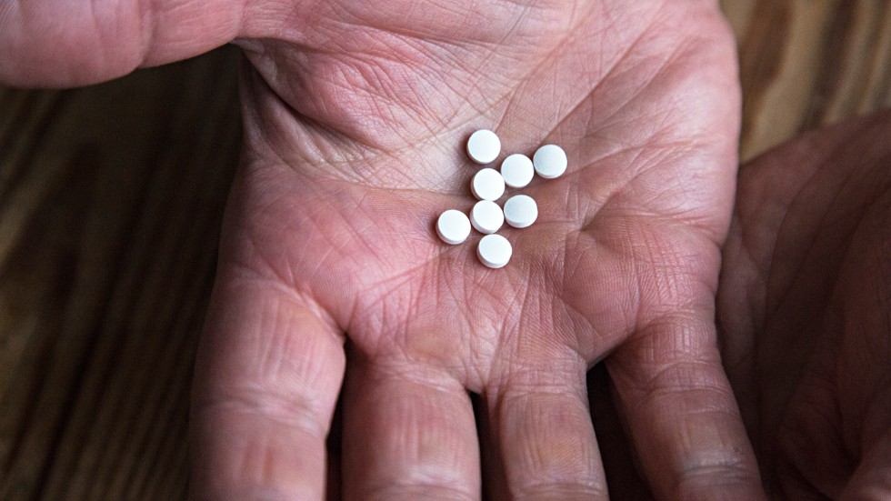 Tabletter med misstänkt narkotika hittades på mannen.