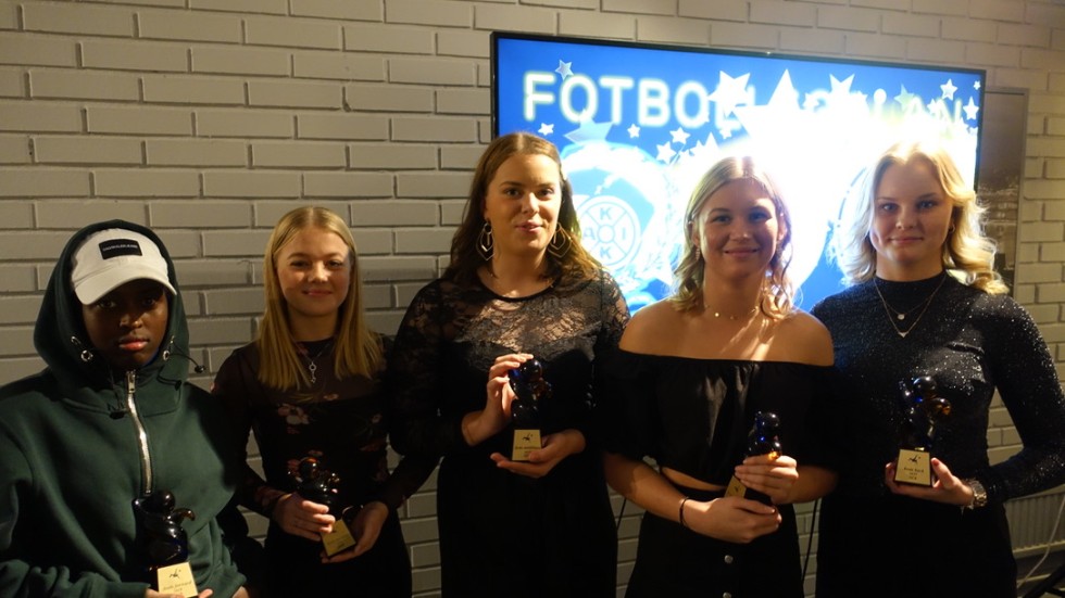 DFK-spelarna som prisades. Från vänster: Maryam Muhamed Ali, Stina Ljungman, Natalie Sundqvist, Filippa Karlsson och Matilda Eliasson. 