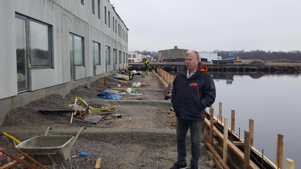 De första nio radhusen i Karlholm strand är på väg att bli klara. Enligt Anders Högberg sker inflyttning i början på nästa år.