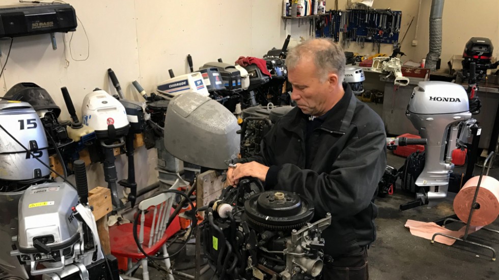 Under vinterhalvåret råder full aktivitet i Marinbutikens verkstad där Niclas Nordlie och hans medarbetare bland annat reparerar och servar motorer. 