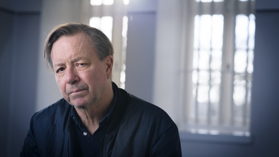 Steve Sem-Sandberg är född 1958 och bosatt i Stockholm. Hans romaner har prisats både i Sverige och utomlands. Senast gav han ut romanen "Stormen" (2016).