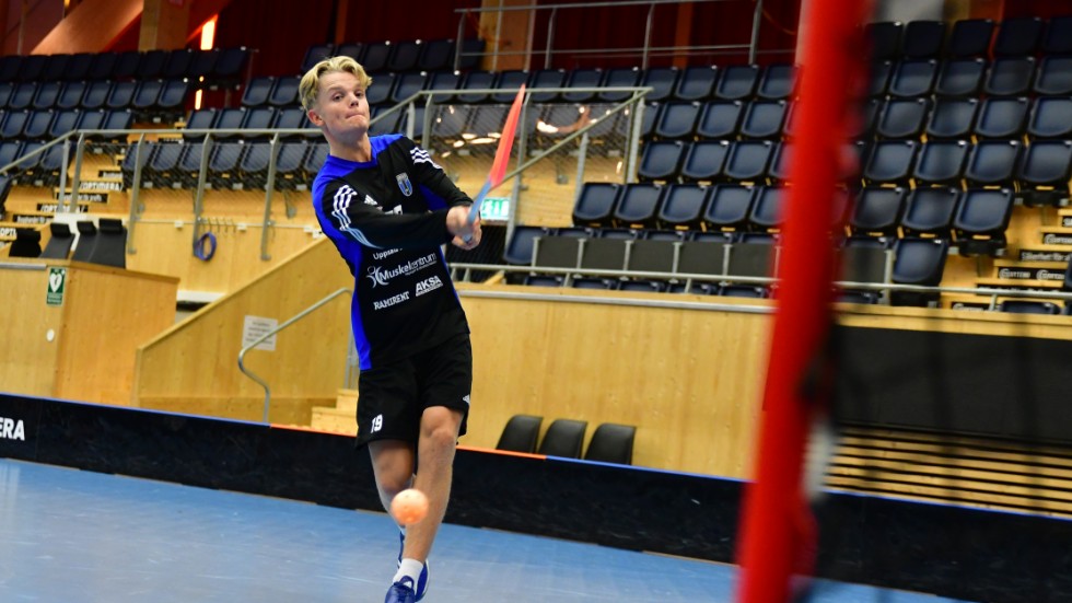 Filip Eriksson bedöms av många vara den största talangen i innebandy-Sverige. Här drar han iväg ett skott udner ett träningspass i Ifu Arena.