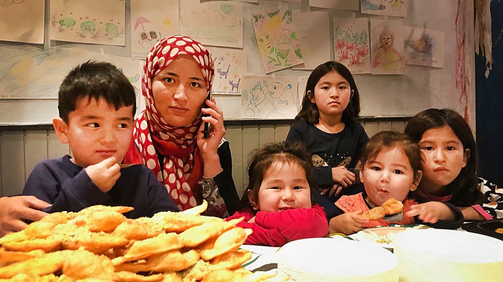 Kobra Heyari med barnen Mohtar, Nora, Sara, Yagana och Fatima bjöd på afghanska godsaker.