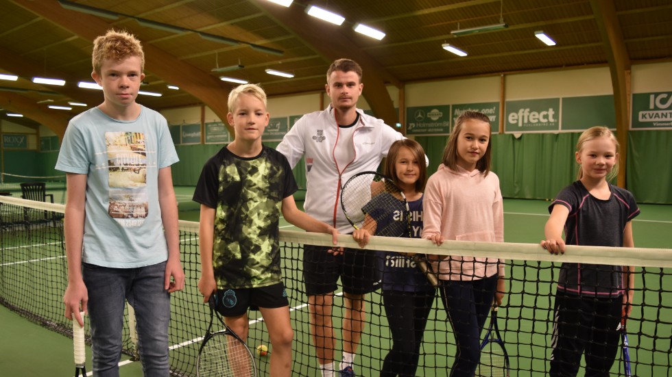 Edvin Bengtsson, Liam Persson, Majken Lundh, Molly Lundh och Joline Persson passade på att spela tennis tillsammans med tränaren Erik Lindström.