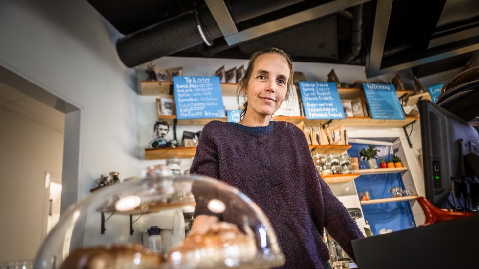 Karin Olsson som driver "Café Jorden är blå som en apelsin" serverar bakverk från många olika länder. Hon funderar lite fram och tillbaka och på att kanske göra en överraskning på Kanelbullens dag.  